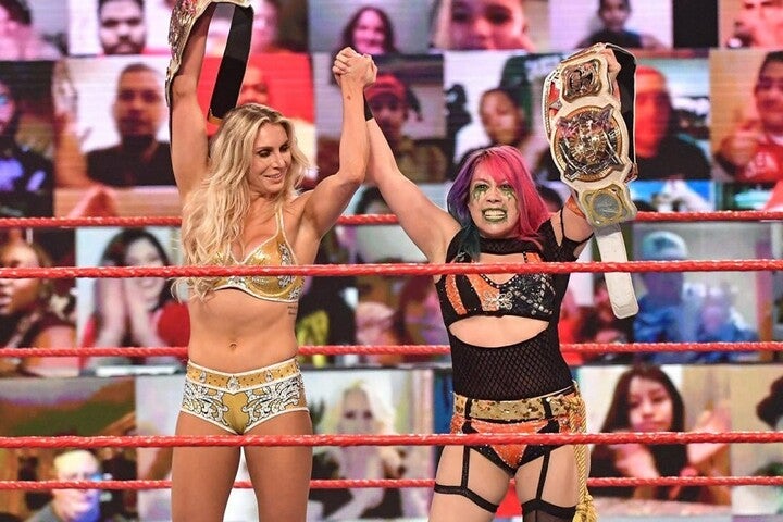 タッグ女王のシャーロット（左）＆アスカ（右）がロウで戦った。(C)2020 WWE,Inc. All Rights