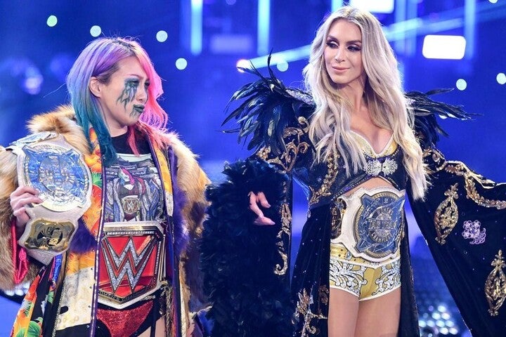 年末のサプライズタッグがアスカ（左）とシャーロット（右）だった。(C)2020 WWE,Inc. All Rights Reserved.