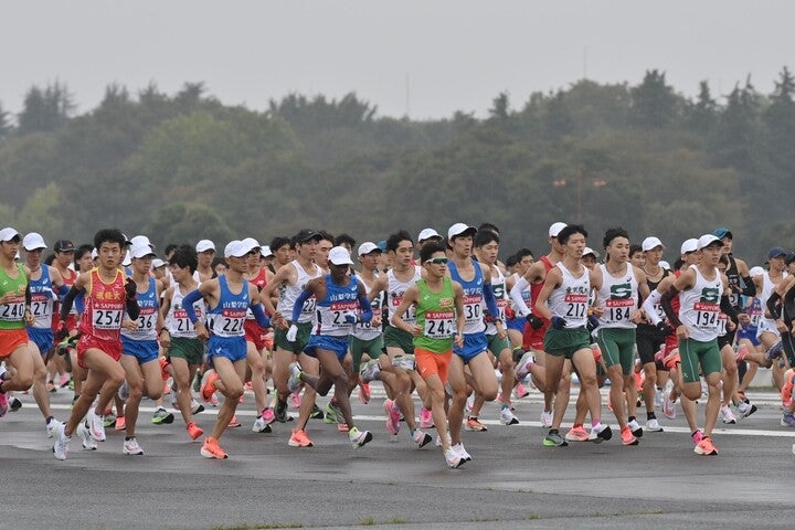 写真は予選会の様子。日本体育大は６位通過した。写真：産経新聞社