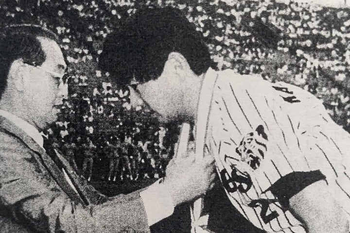 1986年、1500試合出場の柏原選手(右)を表彰する渋沢事務局長。（阪神タイガース発行『昭和のあゆみ』より)