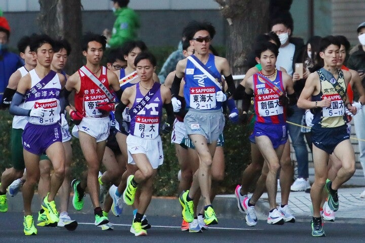 １区を走る選手たち。区間賞は法政大の鎌田航生。写真：アフロ