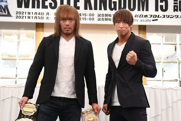 内藤（左）は1.4ドーム大会で『G1クライマックス30』覇者の飯伏（右）を挑戦者に逆指名。その勝者がジェイと戦う。（C）新日本プロレス