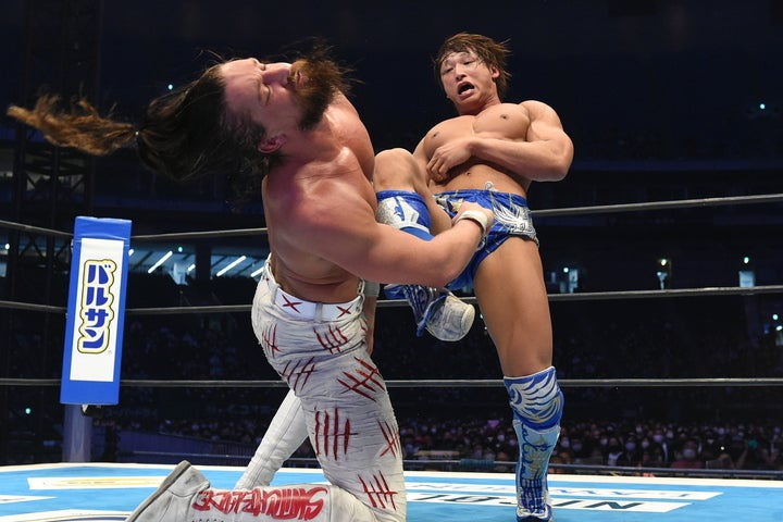 ジェイにカミゴェを炸裂させて、IWGPの二冠を見事防衛した飯伏幸太。（C）新日本プロレス