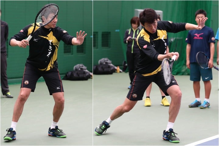 ブレット氏のアドバイスの見本を見せる松岡修造氏。セットの状態で動き（左）、踏み込んで打点を前にして打つ（右）。写真：THE DIGEST写真部