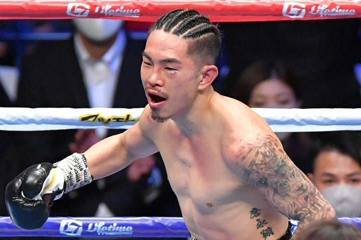 昨年の大晦日決戦を制した井岡。妻＆息子と写った家族３ショットを公開した。写真：産経新聞社