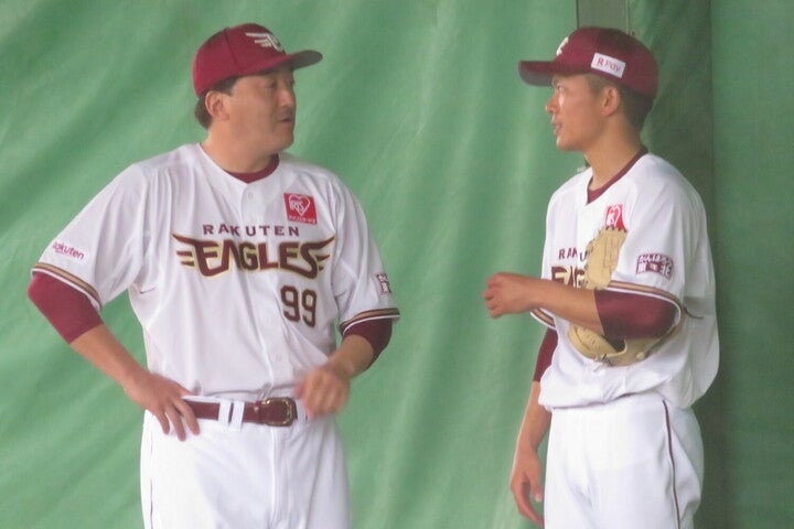 石井監督（左）にクイックでの投球術について質問するなど、貪欲な姿勢を見せた早川（右）写真：岩国誠