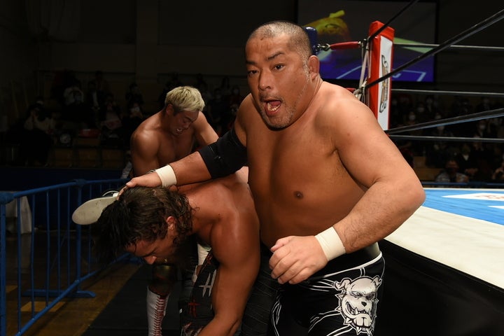 試合後やバックステージでも抗争を繰り広げた石井とジェイ。（C）新日本プロレス