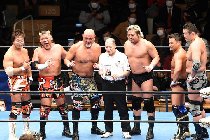 全日本プロレスに所属していた５選手と、新日本から天山が参戦して行なわれたメインイベント。写真：徳原隆元