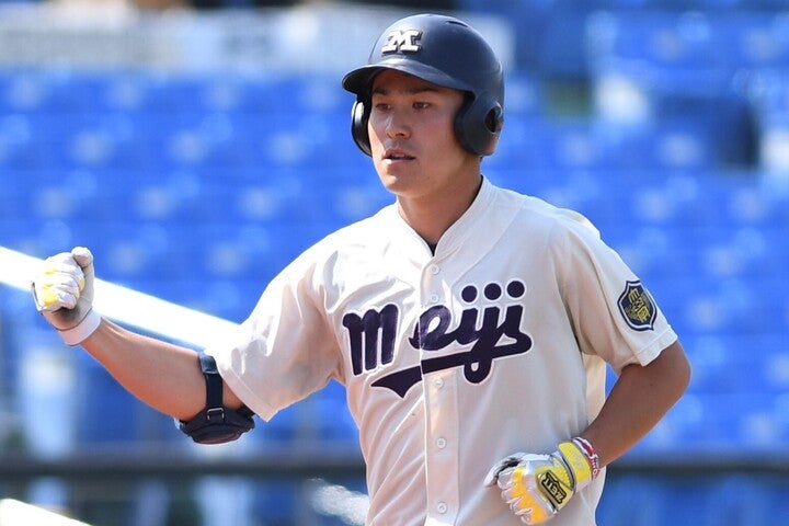 昨季首位打者を獲得した佐野恵太の大学時代。３年秋からレギュラーとしてプレーした。写真：産経新聞社