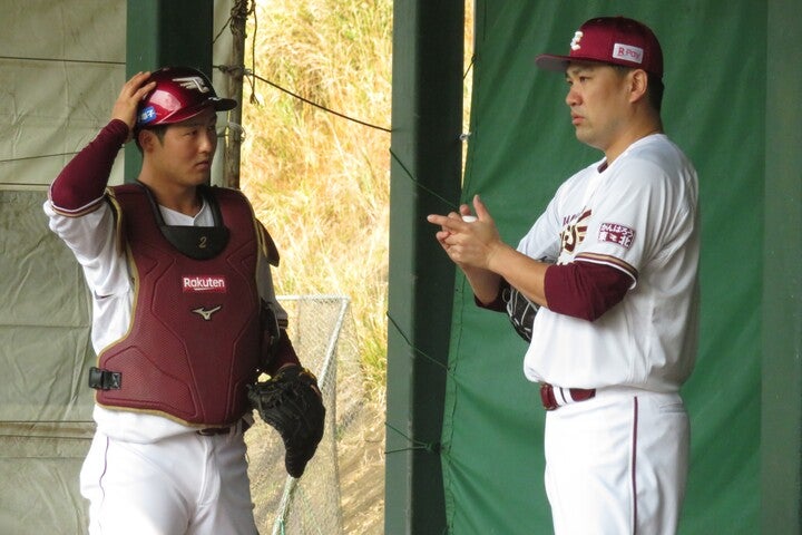ブルペン入りした田中は、太田に「際どいところをきっちり取ってもらえるようなキャッチングをしてくれたらいい」と伝えた。写真：岩国誠
