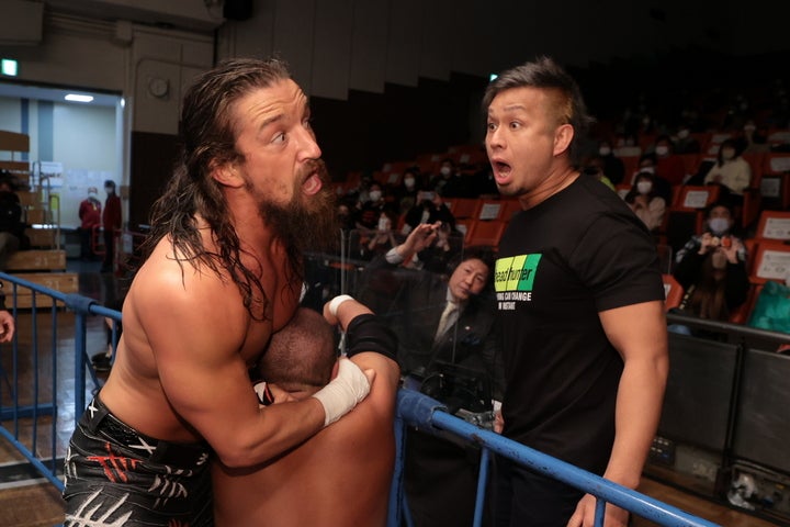 ジェイが放送席のYOSHI-HASHIを挑発し、後藤に続いての大乱闘に。（C)新日本プロレス