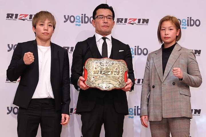 RIZIN.27でメインイベントを戦うことになった浜崎朱加（左）と浅倉カンナ（右）中央はRIZIN FF CEOの榊原信行氏。写真：塚本凜平（THE DIGEST写真部）