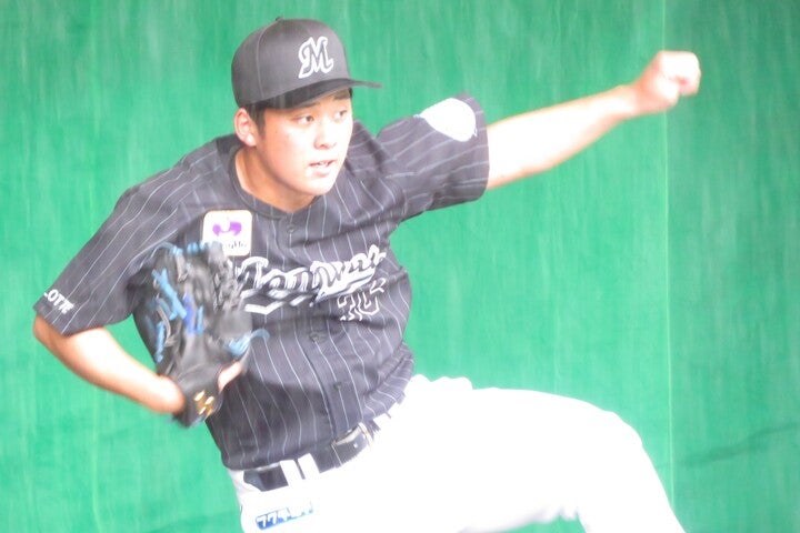 鈴木はクイックモーションでの投球も惜しみなく披露した。写真：岩国誠