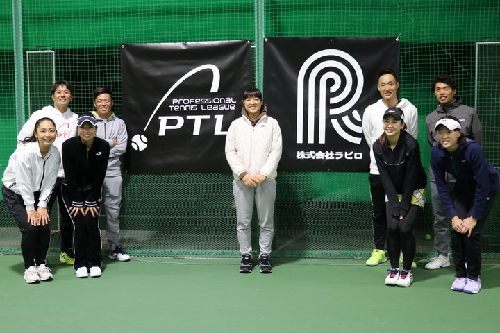 プレイベントに参加したプロたち。左がGYODA EREK、右がFUJISAWA GYME。中央はこの日ゲスト解説を務めた森田あゆみ。写真：THE DIGEST