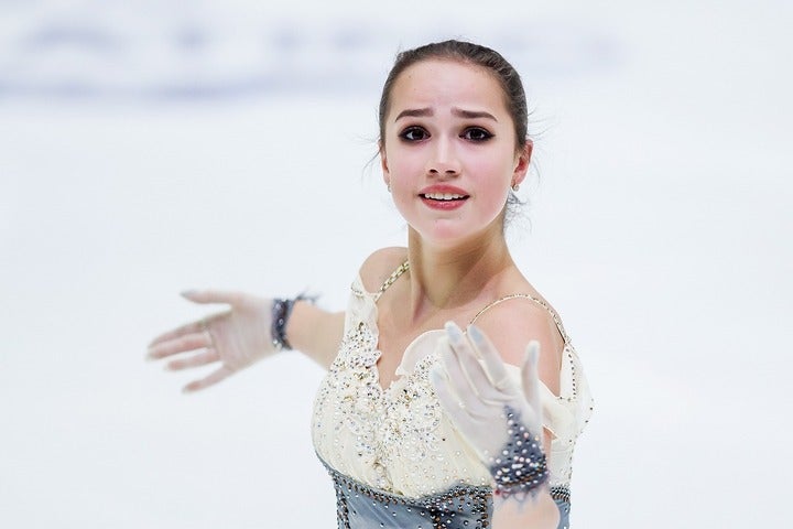 リンク上で演技を披露する機会が増えてきたザギトワ。北京五輪出場への本気度は!? (C)Getty Images