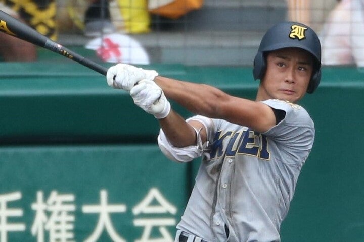 仙台育英時代の平沢。３年生だった15年夏の甲子園では３本塁打を放ち、チームの準優勝に貢献した。写真：産経新聞社