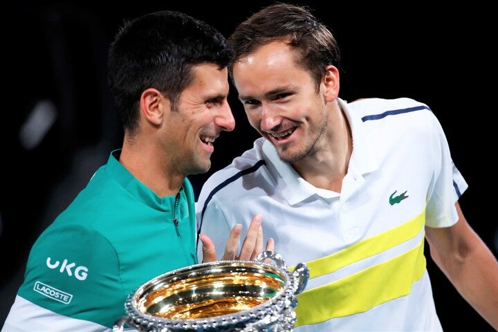 2021年全豪オープンに優勝した現在1位のジョコビッチ（左）と2位になったメドベージェフ。（C）Getty Images