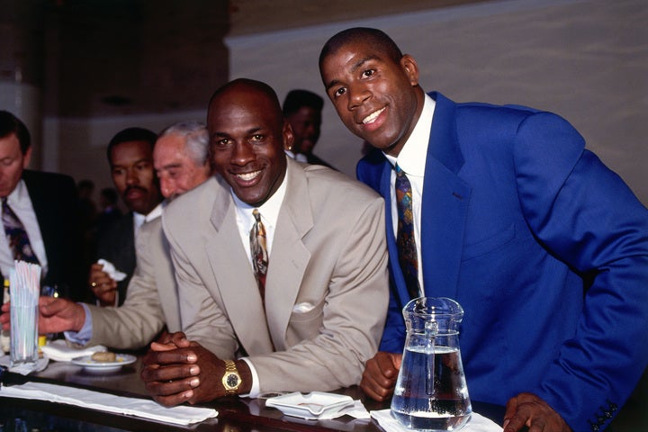 1990年、ジョーダン(左)vsマジック(右)という、当時のリーグを代表するスーパースターが１オン１で直接対決する驚愕のイベントが計画されたが、幻に終わった。(C) Getty Images