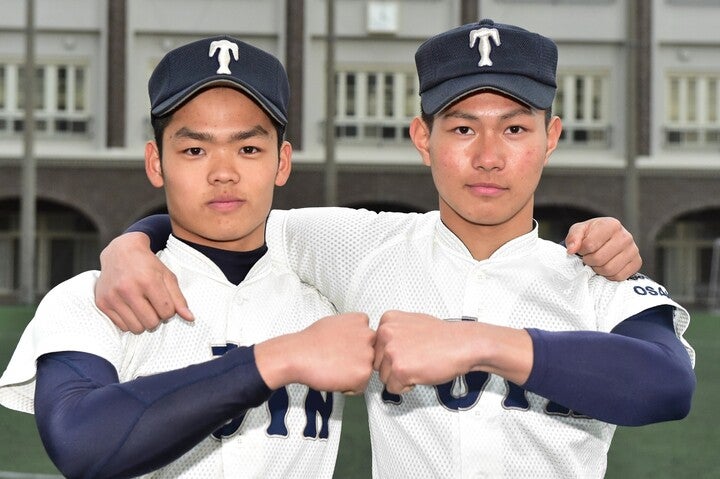 大阪桐蔭時代の根尾（左）と藤原（右）。平成最強の名門校だけあり、彼らをはじめさまざまな名選手を輩出している。写真：産経新聞社