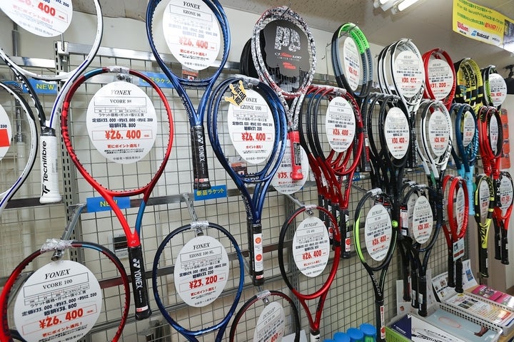 テニスショップの壁に掛けられるラケットの陳列方法は色々あるが、ブランドごとにまとめられているショップもよく見かける。写真：塚本凛平（THE DIGEST写真部）