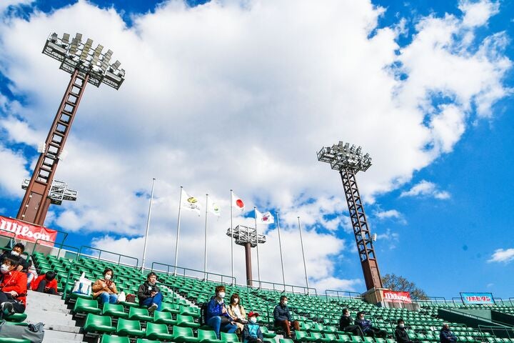 白熱した試合が繰り広げられている博多の森テニス競技場。写真：全国選抜高校テニス大会実行委員会