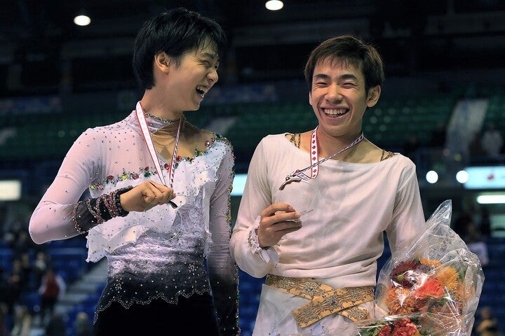 羽生と織田氏（右）。写真は2013年のスケート・カナダで羽生とともに表彰台に立った際のもの。（C)Getty Images