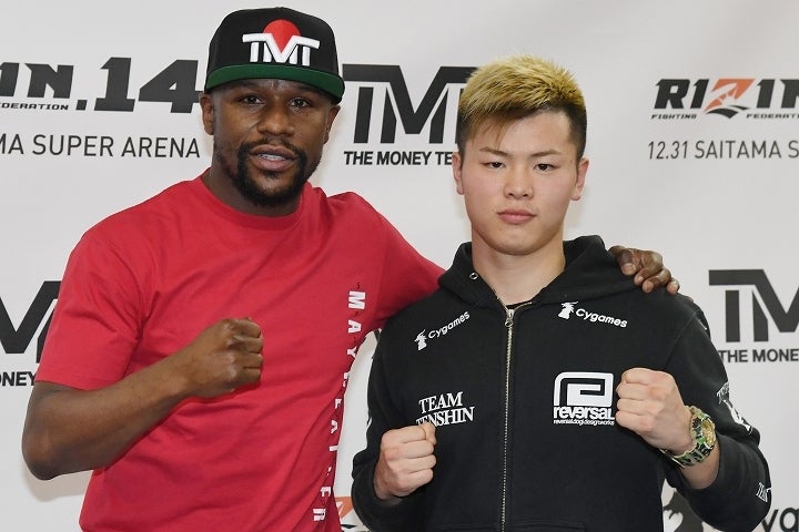 2018年にメイウェザー（左）とのビッグマッチで世界的な知名度を上げた那須川（右）が、ボクシング転向を宣言した。(C) Getty Images