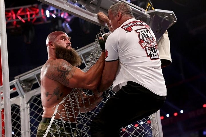 迫力満点のレスリングを披露したストローマン（左）は、シェイン（右）を力で凌駕した。(C) 2021 WWE, Inc. All Rights Reserved.