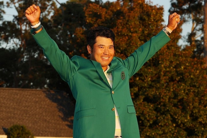 栄光のグリーンジャケットに袖を通して笑みを浮かべる松山英樹。苦しみを乗り越えての大勝利だった。(C) Getty Images