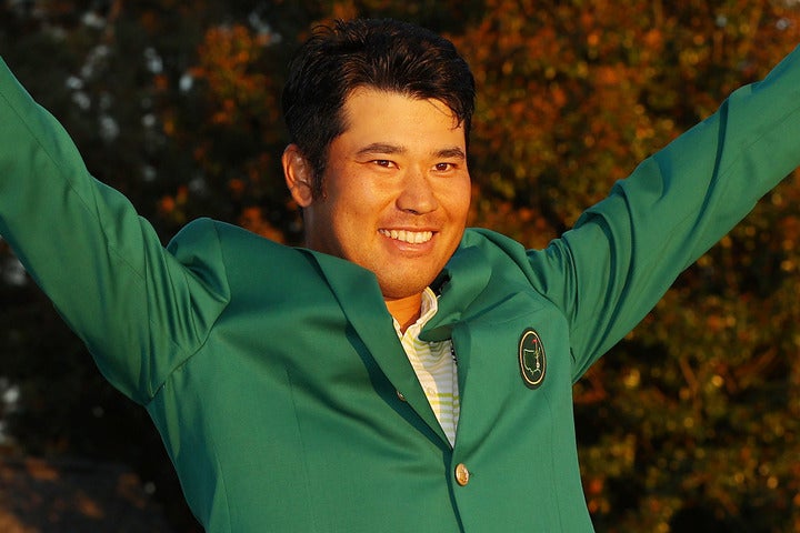 ついに日本勢初のマスターズ制覇を成し遂げた松山。優勝者に贈られるグリーンジャケットに袖を通した。（C）Getty Images