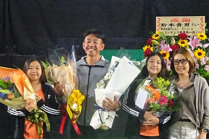 引退セレモニーで支えてくれた人たちに感謝を述べた鈴木貴男。写真は家族と。写真：スマッシュ編集部