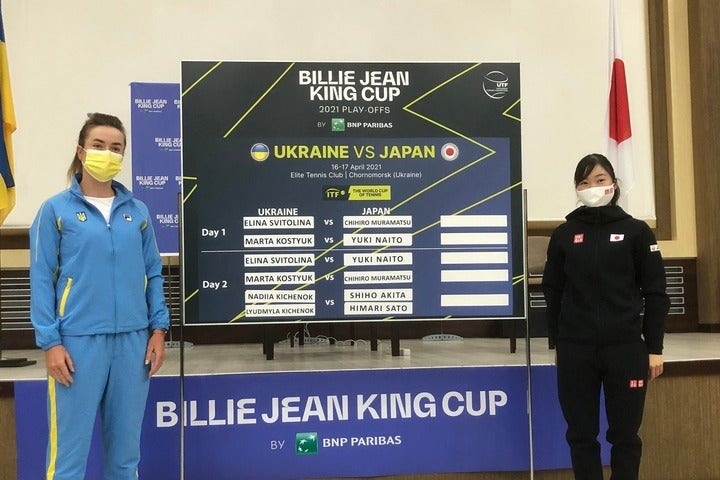 初日のシングルス第１試合で対戦する村松千裕（右）とスビトリーナ。写真：日本テニス協会