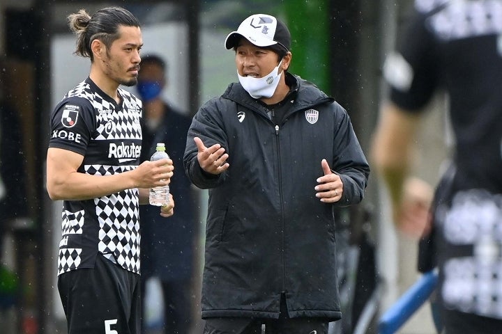 神戸は紆余曲折を経て、クラブOBでもある三浦監督の指揮の下、チーム強化を進めている。(C) SOCCER DIGEST