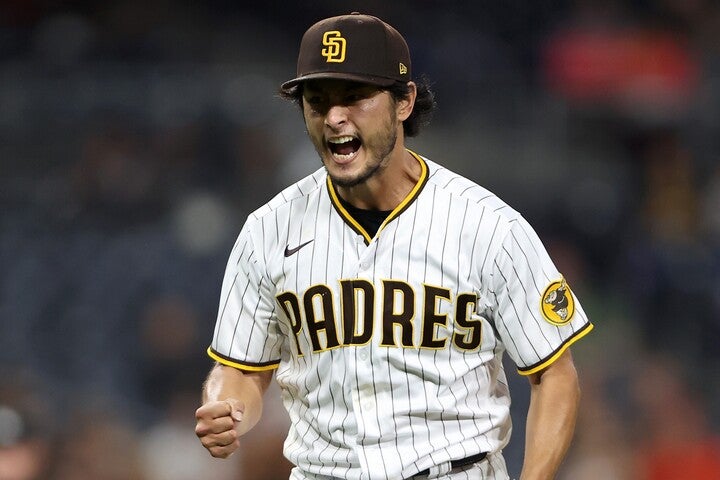 ６回、ジャイアンツのクリーンナップを三者連続三振に打ち取って咆哮するダルビッシュ。この快投で今季初の２ケタ奪三振を記録した。(C)Getty Images