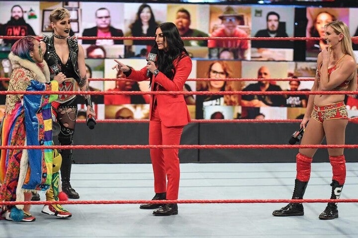アスカ（左端）と王者リア（左から２番目）の対戦にフレアー（右端）が加わった。(C)2021 WWE, Inc. All Rights Reserved.