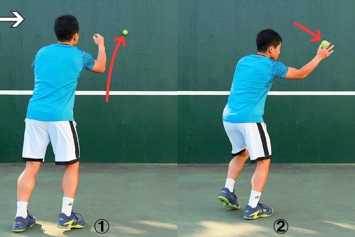 壁に向かって下からボールを手投げし（１）、跳ね返ってきたボールを右手でキャッチする（２）。これはフォアボレーの練習。写真：THE DIGEST写真部