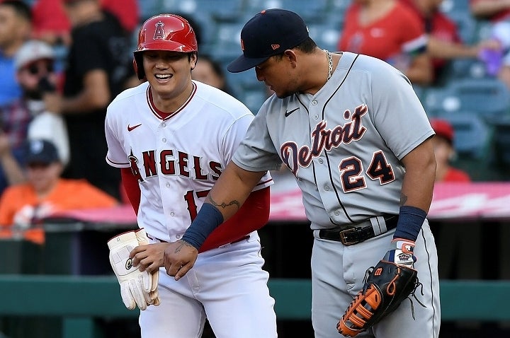 一塁上でカブレラ（右）と談笑する大谷（左）。その仲睦まじい様子は現地でも話題になっている。(C)Getty Images