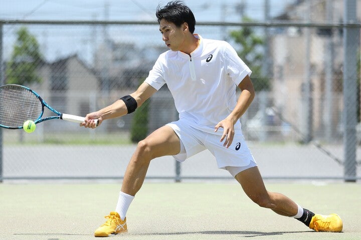 久しぶりにテニスをする時はサポーターを付けて、準備運動は入念に。写真：滝川敏之