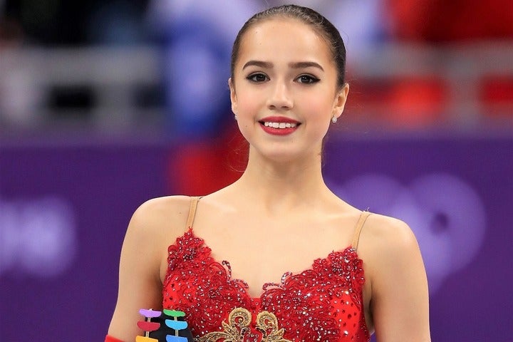 サーファー姿もサマになっている!? ザギトワがユニークな投稿でファンを楽しませた。(C)Getty Images