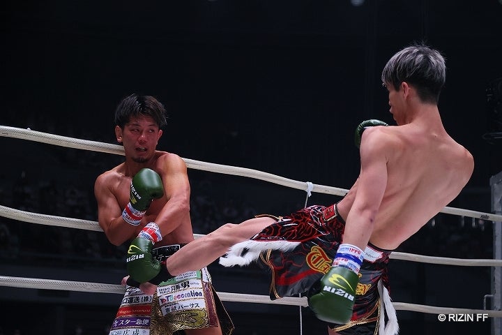 白鳥のラッシュを受けながらもKO負けは避けた皇治。試合後はひたすらに反省を口にした。(C)RIZIN FF