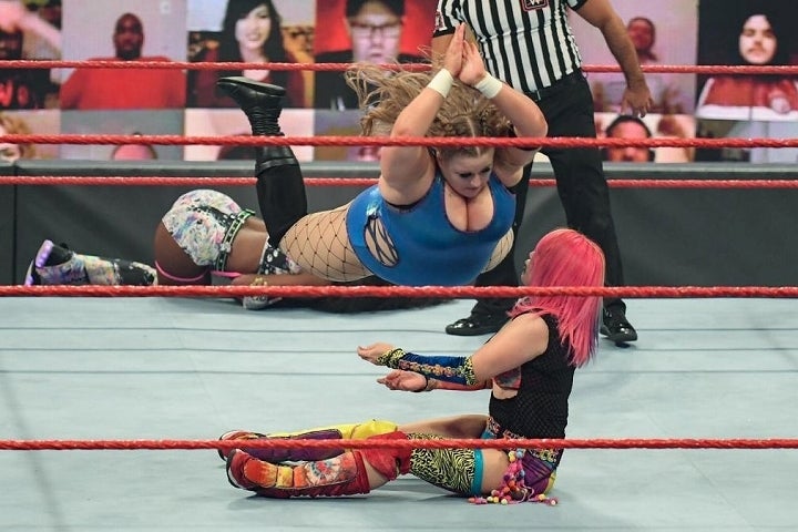 アスカは巨体を武器にしたドゥドロップのパワフルな攻撃に屈した。(C)2021 WWE, Inc. All Rights Reserved.