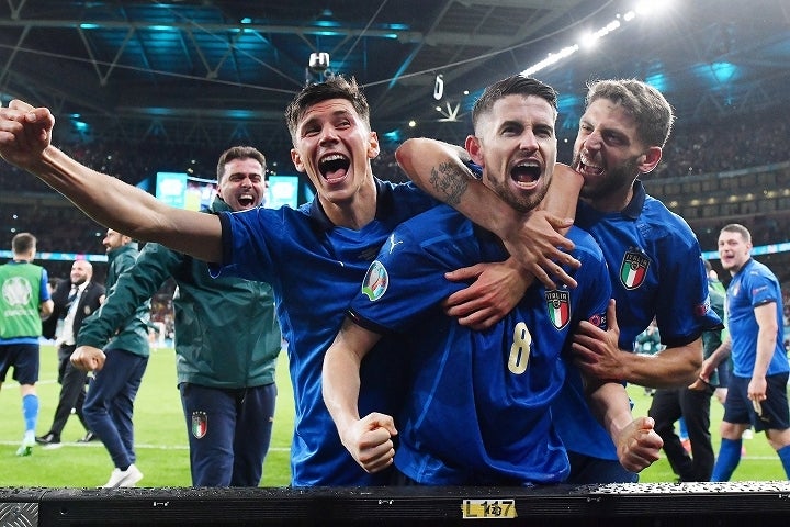 ジョルジーニョ（８番）の巧みなPKでイタリアは決勝へと勝ち進んだ。(C)Getty Images