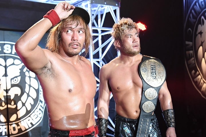 SANADA（右）とともに激闘を制した内藤（左）が11年ぶりにタッグタイトルを手にした。(C)新日本プロレス