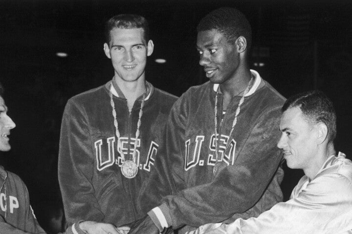 ロバートソン（右）、ウエスト（左）らを擁した1960年のアメリカ代表は、初代ドリームチームと並び称されるほどの最強軍団だった。(C)Getty Images