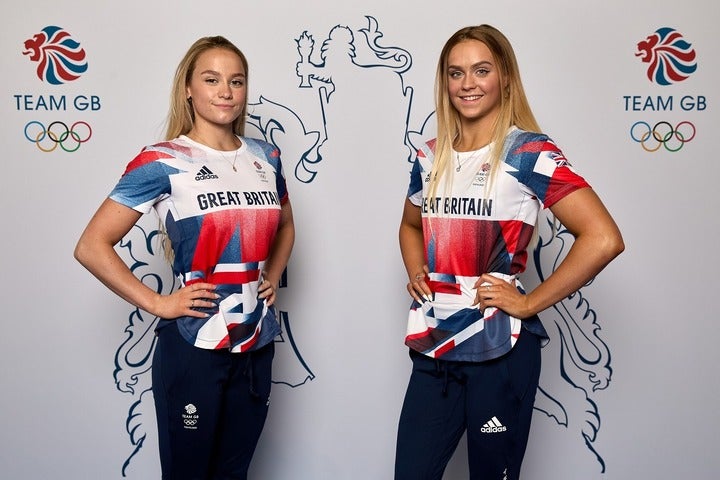 アーティスティック・スイミングの英国代表、ショートマン（右）とソープ（左）。スポーツをする少女たちにメッセージを届けた。(C)Getty Images