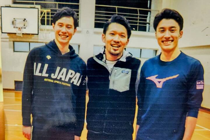 恩師の千代祐介先生と塁(右)、藍兄弟(2020年12月25日）。写真：千代さん提供)