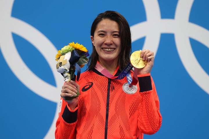 女子400mメドレーで日本初の金メダルを獲得した大橋は、メダル授与後に最高の笑顔を見せた。(C)Getty Images