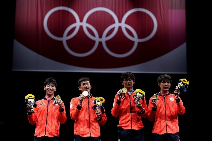 悲願の金メダルを奪取したフェンシングの男子エペ団体チーム。授与式で笑顔が弾ける。(C)Getty Images
