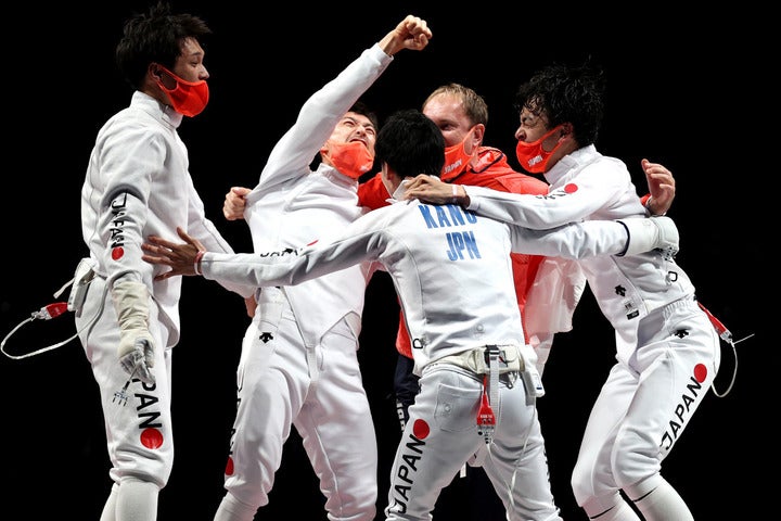 決勝でROCを下して喜びを爆発させる日本チーム。日本フェンシング界で初めての五輪金メダルとなった。(C)Getty Images