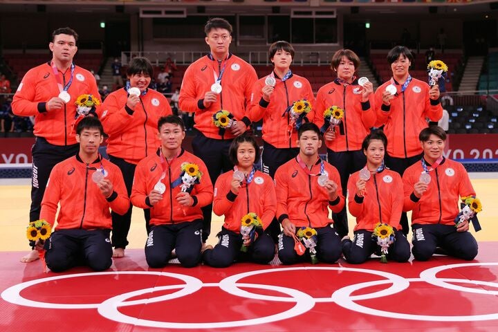 混合団体決勝でフランスにやぶれ銀メダルに終わった日本の混合団体チーム。（C）Getty Images